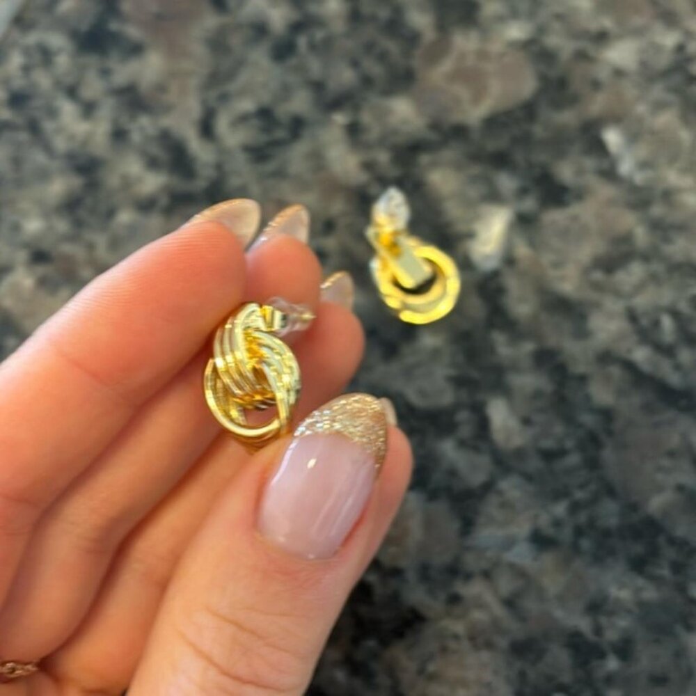 The Bryce mini classy gold chunky ribbed crossed rings stud earrings - Picture 5 of 5